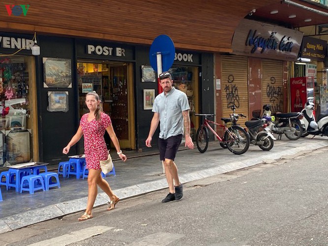 foreign tourists in hanoi wander streets without face masks hinh 14