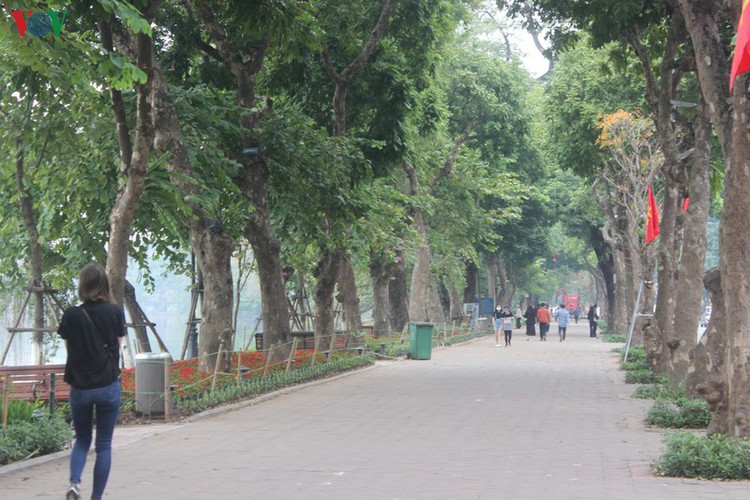 foreign tourists in hanoi wander streets without face masks hinh 1