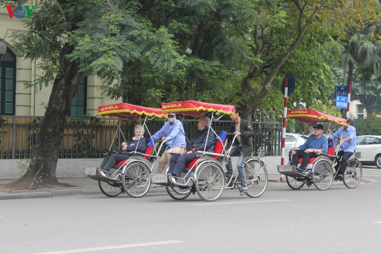 foreign tourists in hanoi wander streets without face masks hinh 2