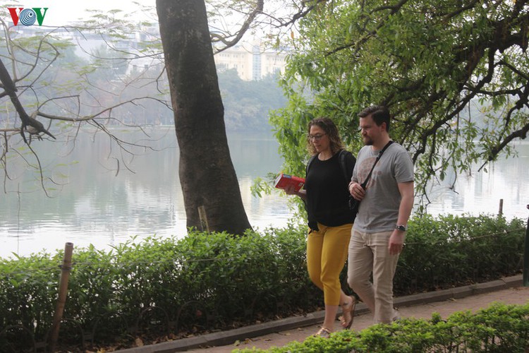 foreign tourists in hanoi wander streets without face masks hinh 3