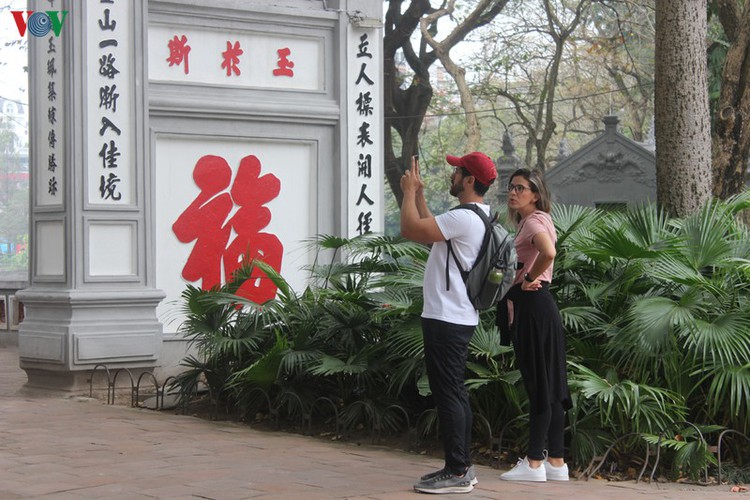 foreign tourists in hanoi wander streets without face masks hinh 5