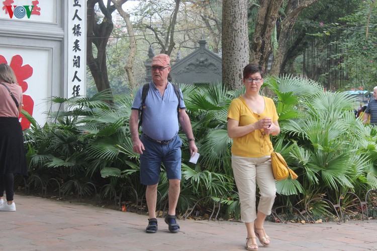 foreign tourists in hanoi wander streets without face masks hinh 6