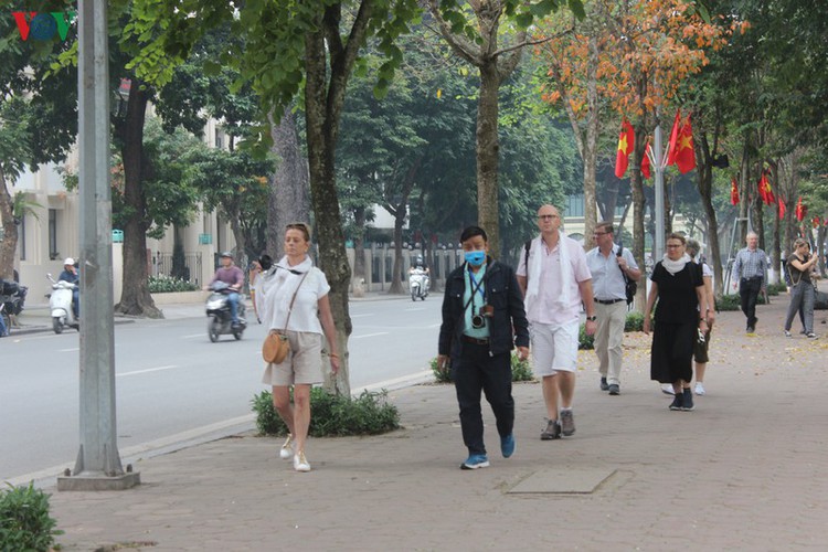 foreign tourists in hanoi wander streets without face masks hinh 8