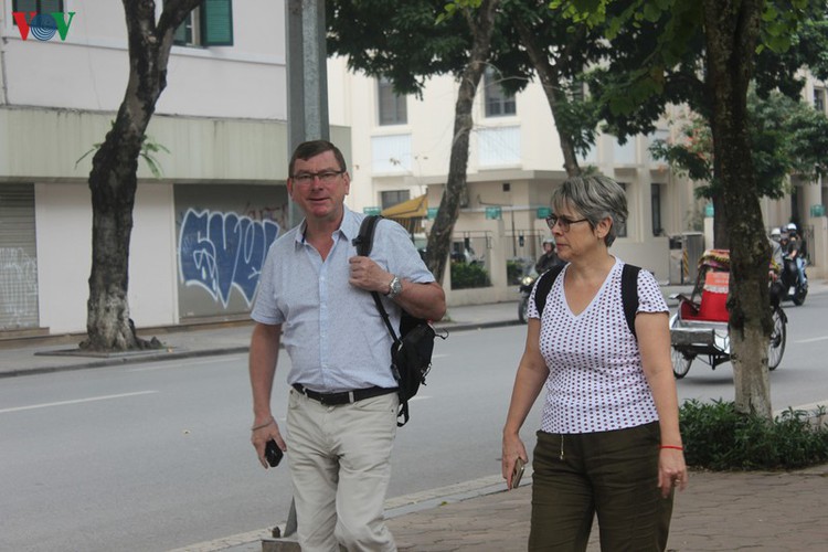 foreign tourists in hanoi wander streets without face masks hinh 9