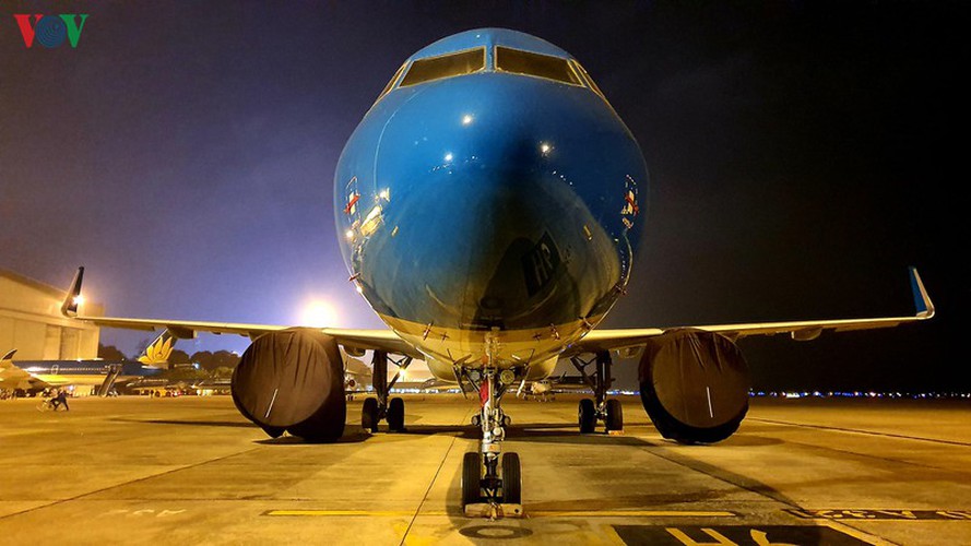 covid-19: hundreds of planes park in deserted noi bai international airport hinh 1