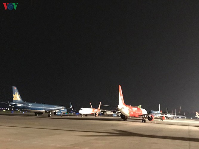 covid-19: hundreds of planes park in deserted noi bai international airport hinh 4