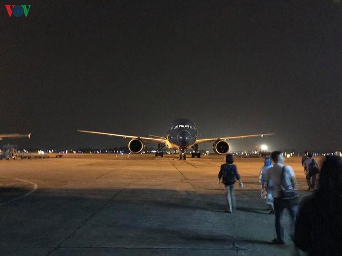 covid-19: hundreds of planes park in deserted noi bai international airport hinh 5