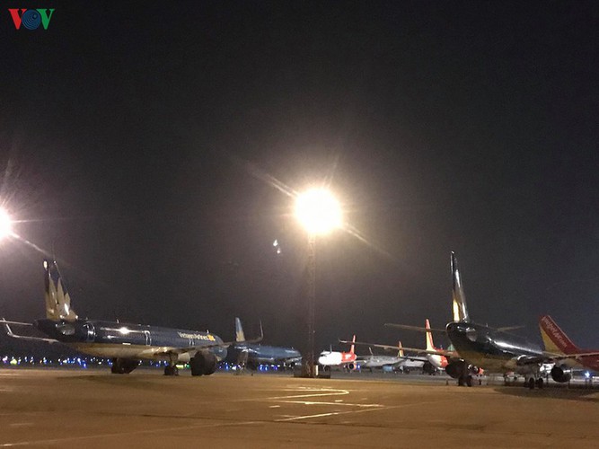 covid-19: hundreds of planes park in deserted noi bai international airport hinh 7
