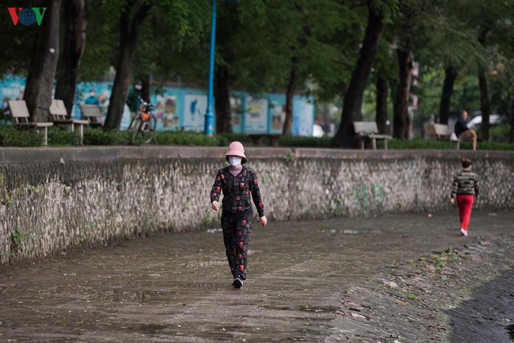 crowded lake falls silent three days into social distancing policy hinh 12