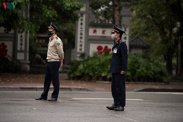 crowded lake falls silent three days into social distancing policy hinh 6