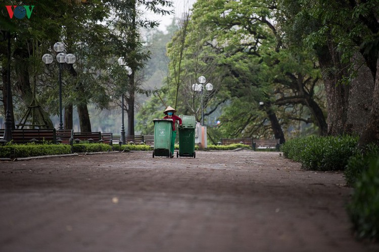 crowded lake falls silent three days into social distancing policy hinh 9