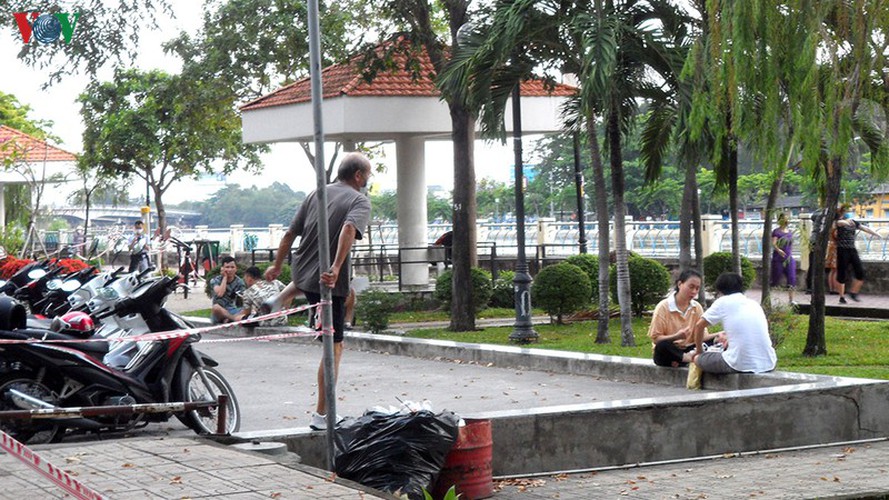 hcm city residents ignore social distancing order, gather in crowds hinh 10