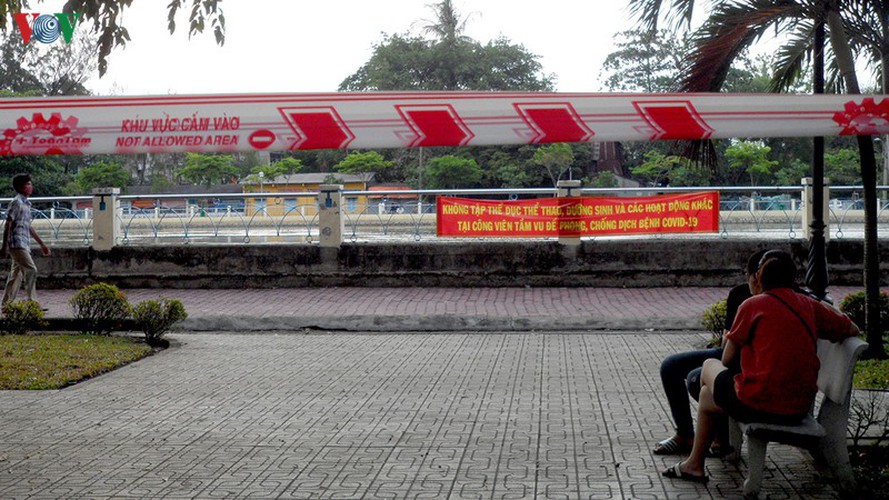 hcm city residents ignore social distancing order, gather in crowds hinh 11