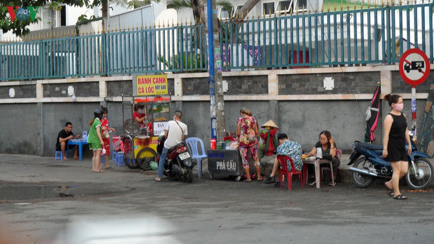 hcm city residents ignore social distancing order, gather in crowds hinh 12