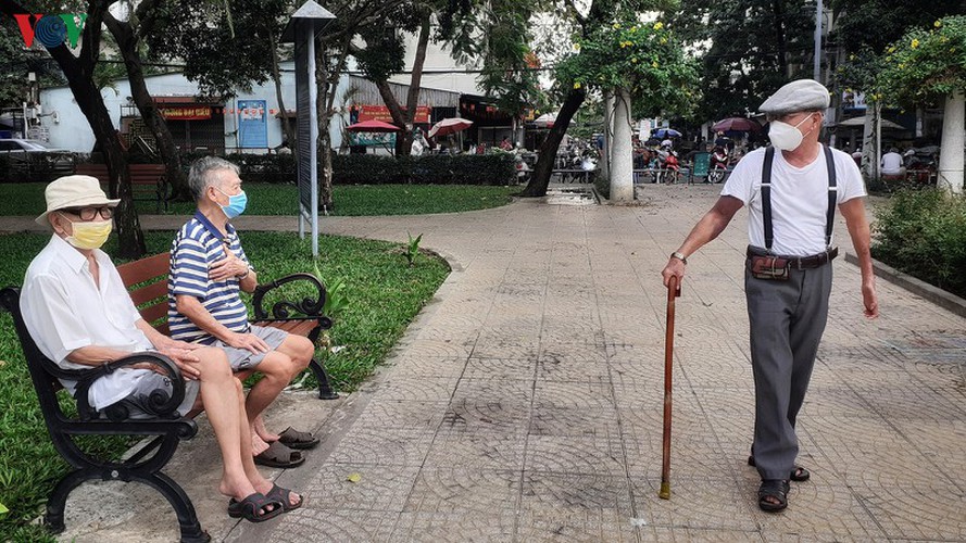 hcm city residents ignore social distancing order, gather in crowds hinh 1