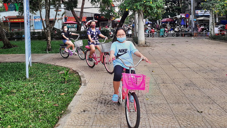 hcm city residents ignore social distancing order, gather in crowds hinh 4