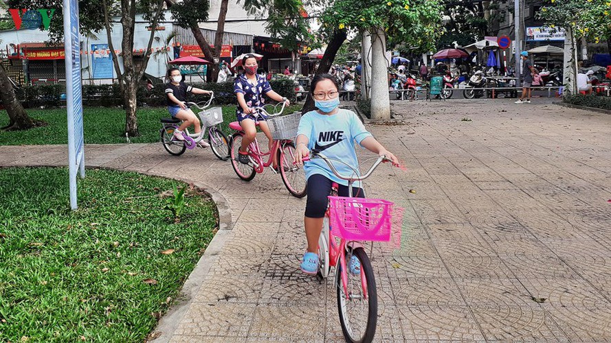 hcm city residents ignore social distancing order, gather in crowds hinh 4