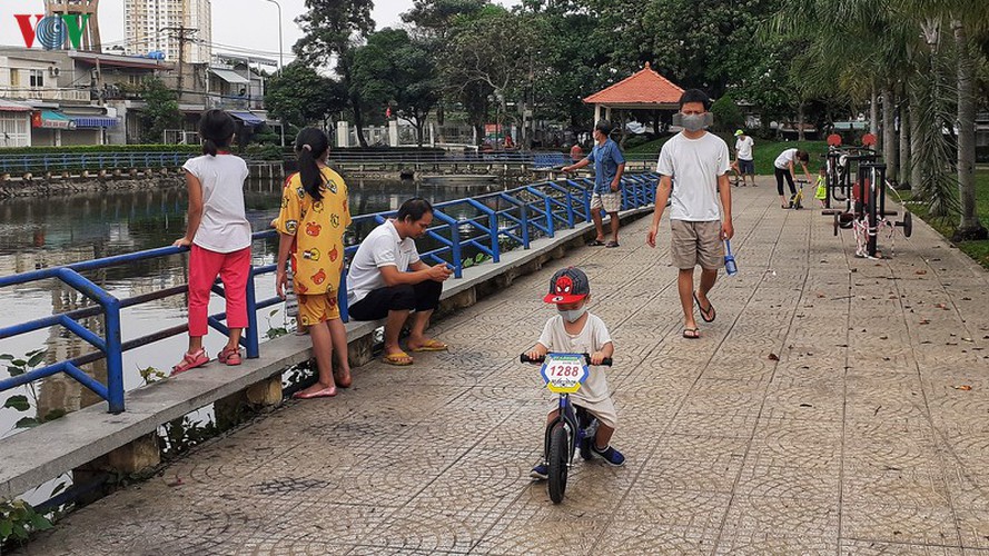 hcm city residents ignore social distancing order, gather in crowds hinh 5