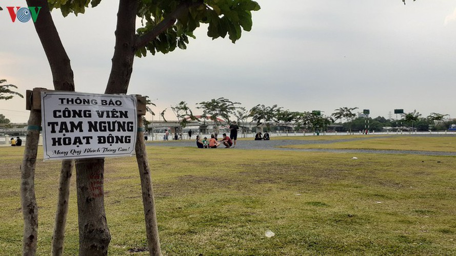 hcm city residents ignore social distancing order, gather in crowds hinh 7