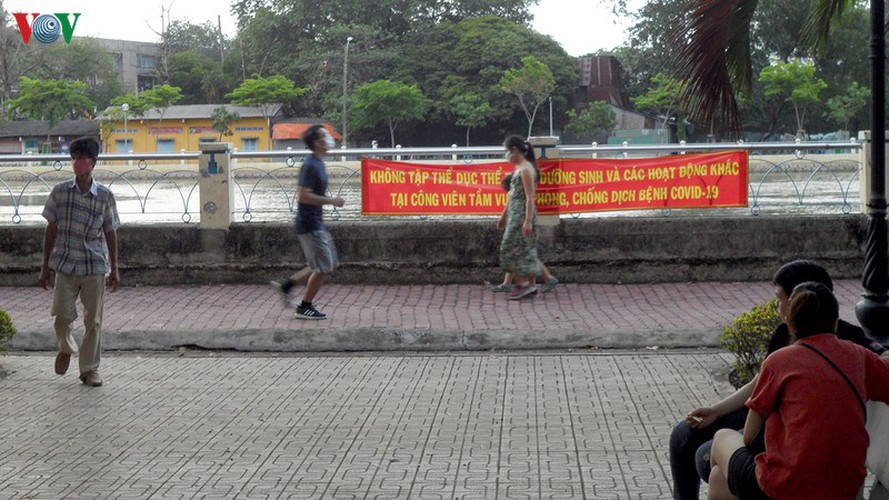 hcm city residents ignore social distancing order, gather in crowds hinh 9