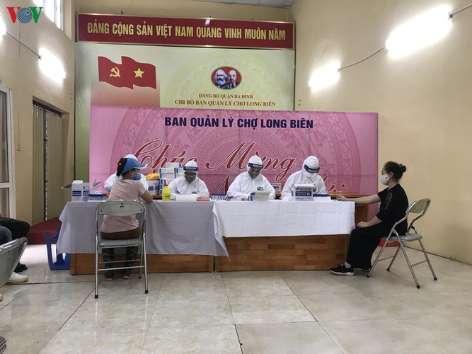 hanoi tests market traders for covid-19 hinh 18