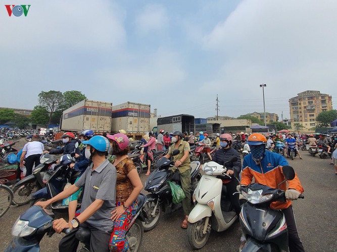 hanoi tests market traders for covid-19 hinh 1