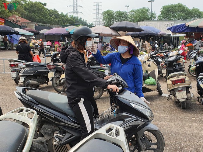 hanoi tests market traders for covid-19 hinh 3