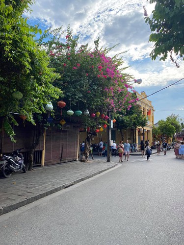 crowds returning to hoi an marks start of post-pandemic period hinh 10
