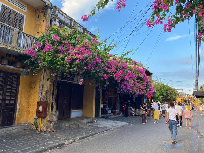 crowds returning to hoi an marks start of post-pandemic period hinh 1