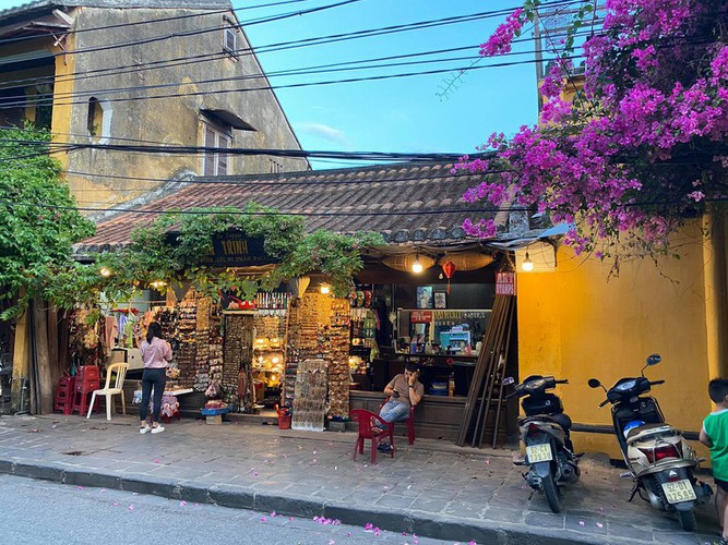 crowds returning to hoi an marks start of post-pandemic period hinh 2