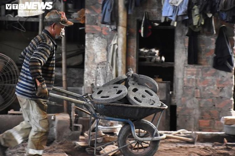 metal casting workers struggle under scorching temperatures hinh 10