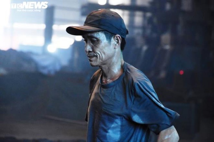 metal casting workers struggle under scorching temperatures hinh 13