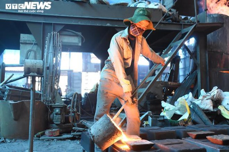 metal casting workers struggle under scorching temperatures hinh 14