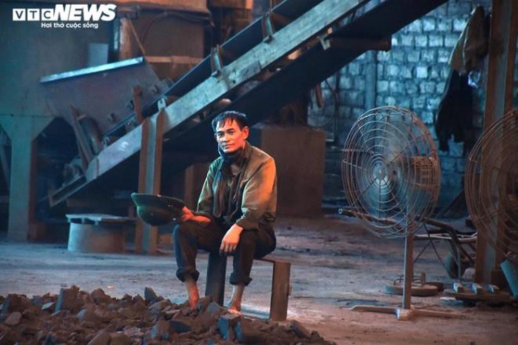 metal casting workers struggle under scorching temperatures hinh 17