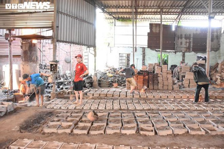 metal casting workers struggle under scorching temperatures hinh 2