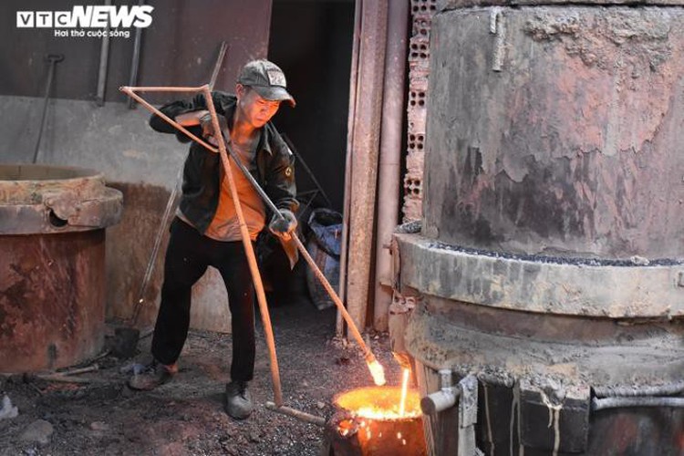 metal casting workers struggle under scorching temperatures hinh 6