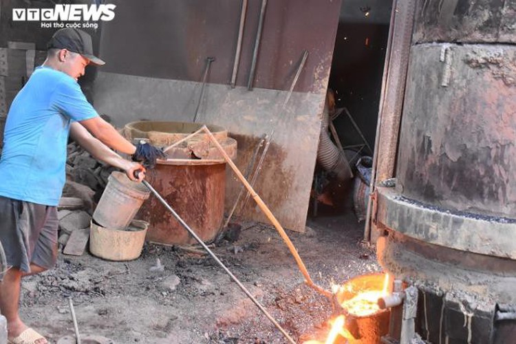 metal casting workers struggle under scorching temperatures hinh 7