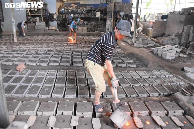 metal casting workers struggle under scorching temperatures hinh 8