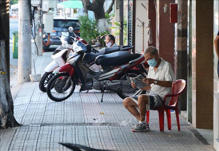 life falls quiet for citizens in blockaded da nang hinh 1