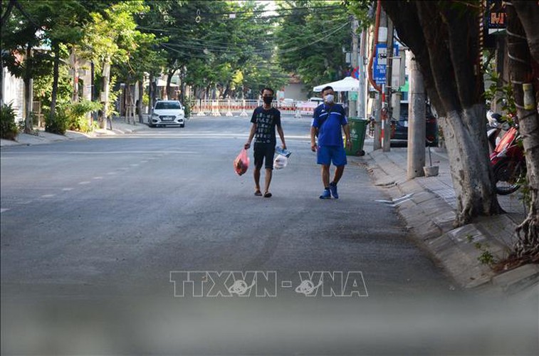 life falls quiet for citizens in blockaded da nang hinh 2