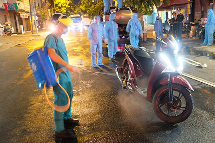 military forces disinfect da nang coronavirus hotspot hinh 3