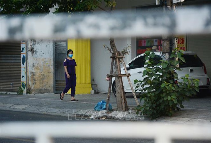 life falls quiet for citizens in blockaded da nang hinh 4