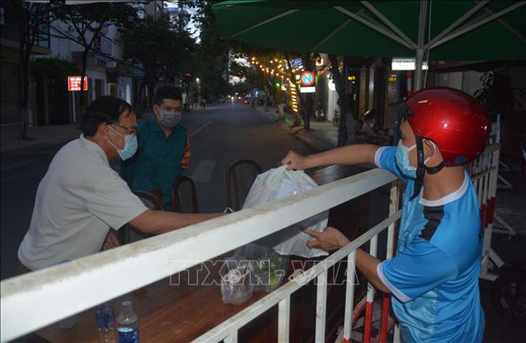 life falls quiet for citizens in blockaded da nang hinh 5