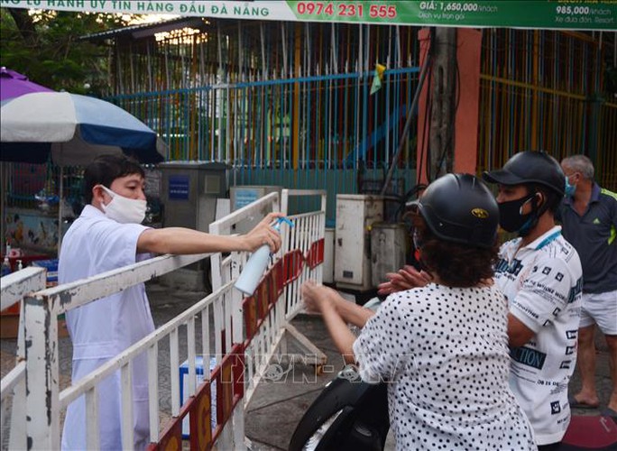 life falls quiet for citizens in blockaded da nang hinh 6
