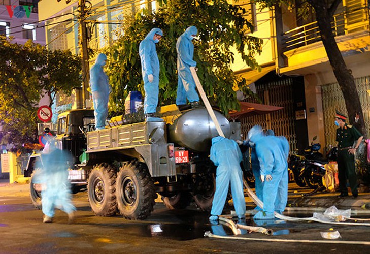 military forces disinfect da nang coronavirus hotspot hinh 7