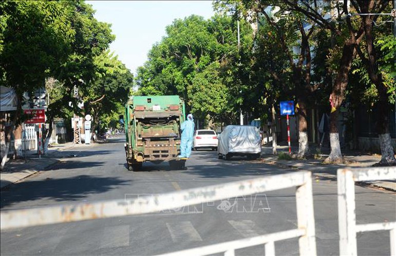 life falls quiet for citizens in blockaded da nang hinh 7