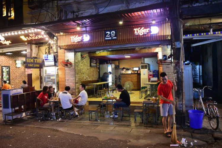 businesses in hanoi’s old quarter shutdown amid covid-19 fears hinh 9