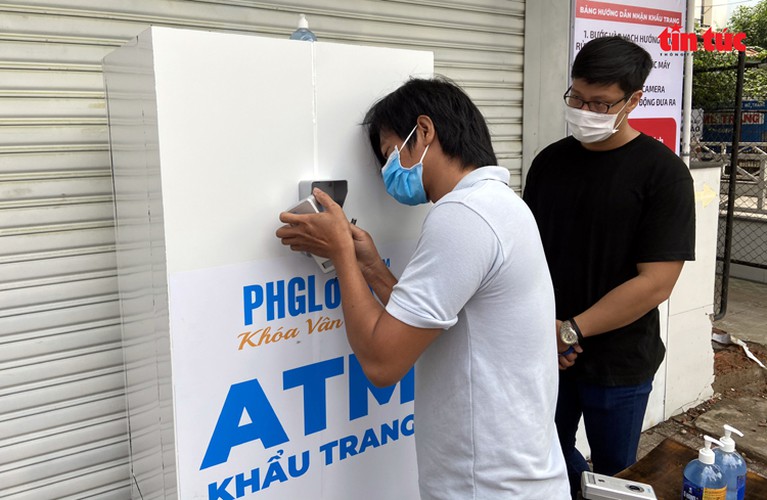 free ‘face mask atm’ comes into operation in hcm city hinh 1