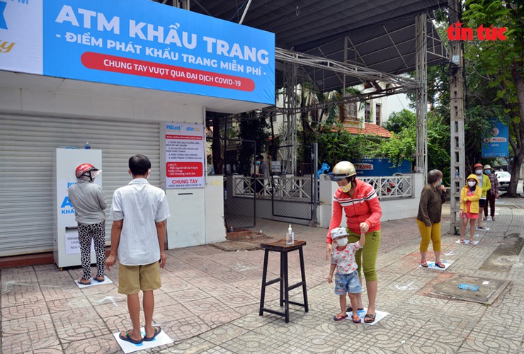 free ‘face mask atm’ comes into operation in hcm city hinh 2