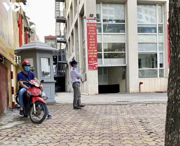 hanoi restaurants set up ‘shields’ to prevent covid-19 hinh 11